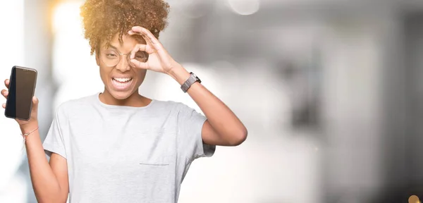 Young African American Woman Showing Smartphone Screen Isolated Background Happy — Stock Photo, Image