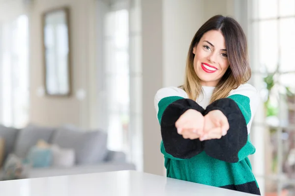 Joven Hermosa Mujer Con Suéter Invierno Casa Sonriendo Con Las —  Fotos de Stock