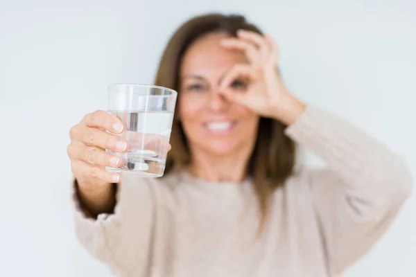 Frau Mittleren Alters Trinkt Glas Wasser Isolierten Hintergrund Mit Glücklichem — Stockfoto