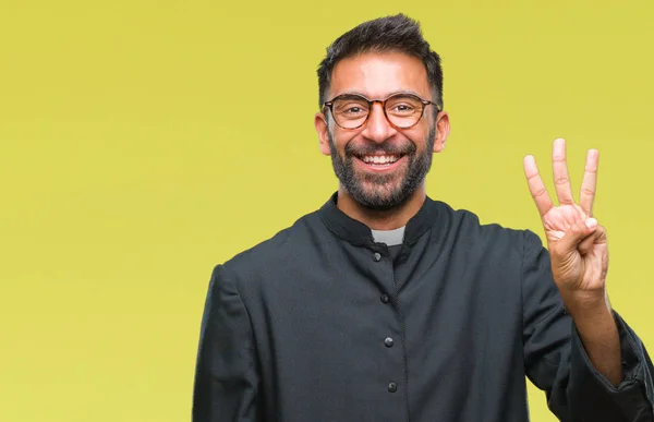 Adulto Hispânico Padre Católico Homem Sobre Fundo Isolado Mostrando Apontando — Fotografia de Stock