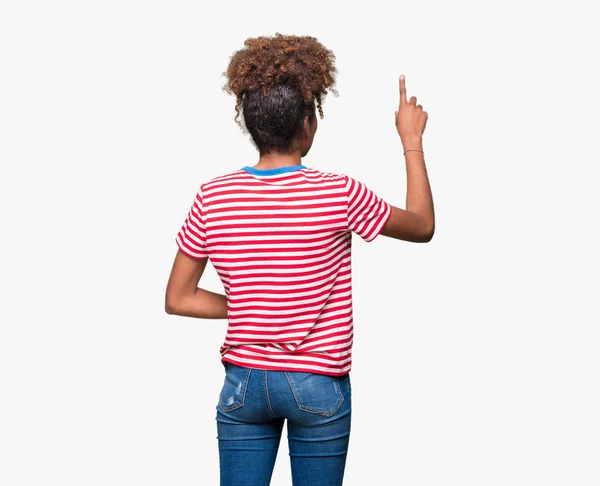 Vackra Unga Afroamerikanska Kvinnan Över Isolerade Bakgrunden Poserar Bakåt Pekar — Stockfoto