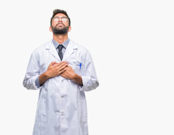成年西班牙裔科学家或医生男子穿着白色大衣在孤立的背景微笑着双手在胸前闭上眼睛和感激的姿态在脸上 健康理念 — 图库照片