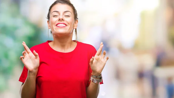 Mooie Jongedame Geïsoleerde Achtergrond Glimlachend Kruising Vingers Met Ogen Gesloten — Stockfoto