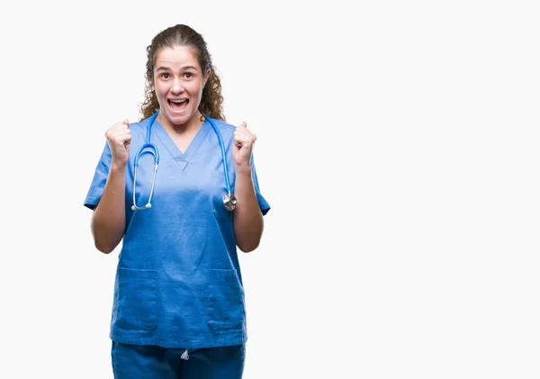 Joven Doctora Morena Vistiendo Uniforme Enfermera Cirujana Sobre Fondo Aislado — Foto de Stock