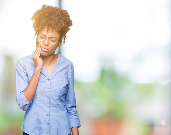 Hermosa Mujer Negocios Afroamericana Joven Sobre Fondo Aislado Tocando Boca — Foto de Stock