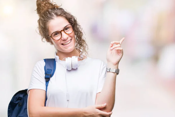 Joven Estudiante Morena Que Lleva Mochila Auriculares Sobre Fondo Aislado —  Fotos de Stock