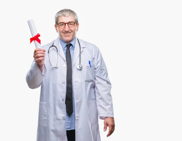 Guapo Médico Senior Hombre Sosteniendo Papel Grado Sobre Fondo Aislado — Foto de Stock