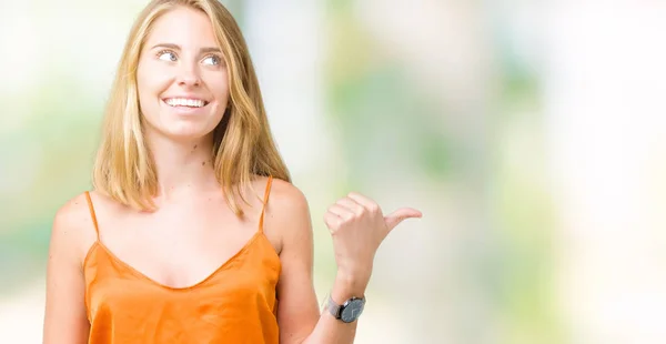 Mulher Bonita Vestindo Camisa Laranja Sobre Fundo Isolado Sorrindo Com — Fotografia de Stock