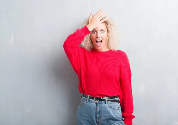 Jonge Blonde Vrouw Met Krullend Haar Grunge Grijze Achtergrond Verrast — Stockfoto