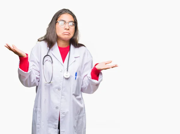 年轻的阿拉伯医生妇女在孤立的背景无能和混淆表达与胳膊和手提出 怀疑概念 — 图库照片