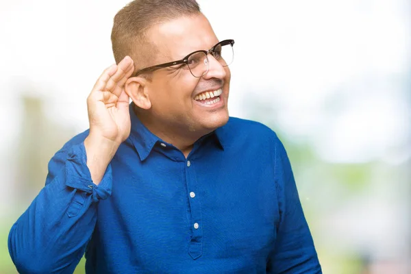 Homem Árabe Meia Idade Usando Óculos Sobre Fundo Isolado Sorrindo — Fotografia de Stock