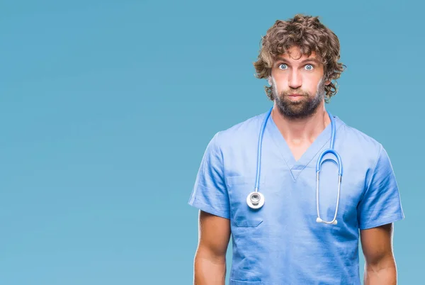 Yakışıklı Spanyol Cerrah Doktor Adam Komik Surat Ile Yanakları Şişirme — Stok fotoğraf
