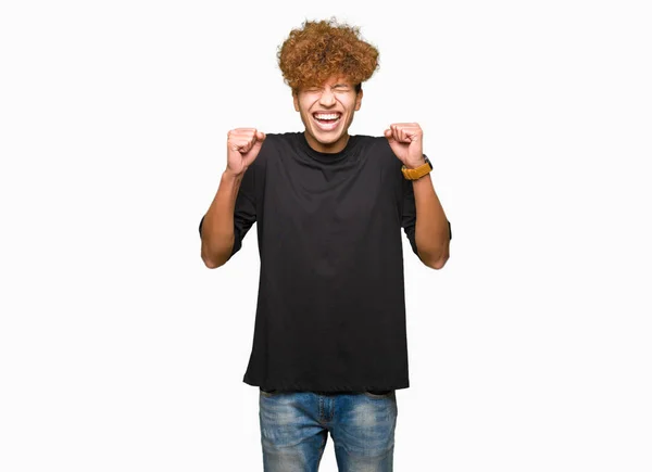 Homem Bonito Jovem Com Cabelo Afro Vestindo Shirt Preta Animado — Fotografia de Stock