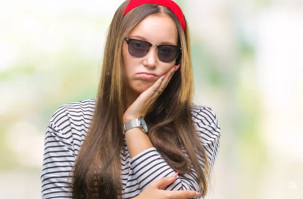 Jovem Bela Mulher Caucasiana Vestindo Óculos Sol Sobre Fundo Isolado — Fotografia de Stock