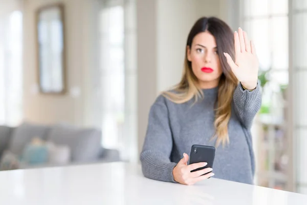 Jovem Mulher Bonita Usando Smartphone Casa Com Mão Aberta Fazendo — Fotografia de Stock