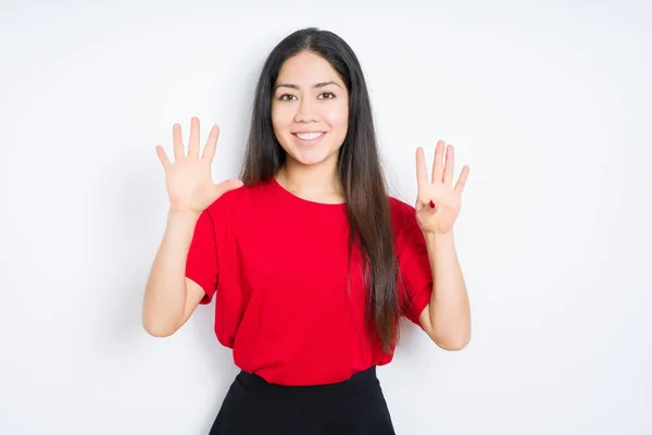 Vacker Brunett Kvinna Klädd Röd Shirt Över Isolerade Bakgrund Visar — Stockfoto