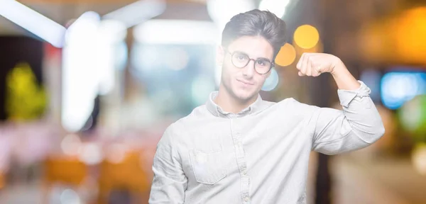 Ung Vacker Man Bär Glasögon Över Isolerade Bakgrund Stark Person — Stockfoto
