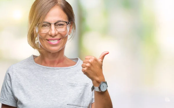 Middelbare Leeftijd Senior Spaanse Vrouw Bril Geïsoleerde Achtergrond Glimlachend Met — Stockfoto