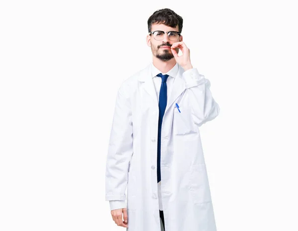 Giovane Scienziato Professionista Uomo Indossa Cappotto Bianco Bocca Sfondo Isolato — Foto Stock