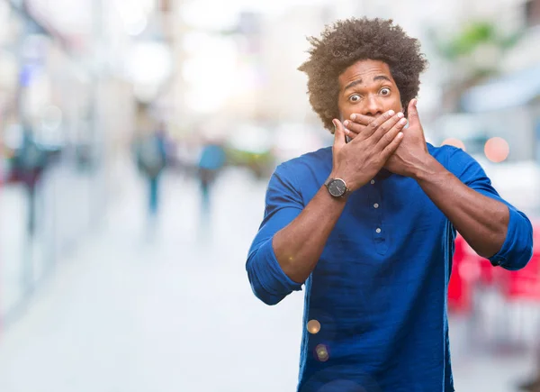 Uomo Afro Americano Sfondo Isolato Scioccato Bocca Copertura Con Mani — Foto Stock