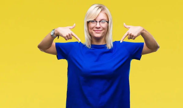 Junge Schöne Blonde Frau Mit Brille Über Isoliertem Hintergrund Sieht — Stockfoto