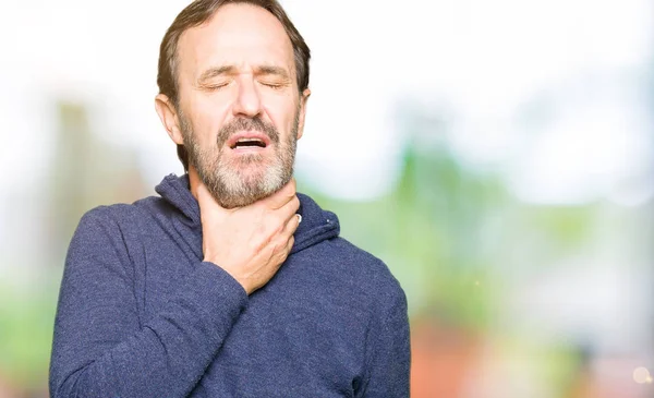 Hombre Guapo Mediana Edad Usando Suéter Tocando Cuello Doloroso Dolor — Foto de Stock