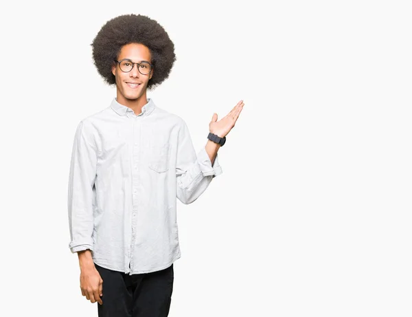 Junger Afrikanisch Amerikanischer Mann Mit Afro Haaren Der Eine Brille — Stockfoto