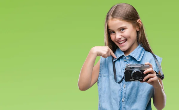 Jovem Menina Bonita Tirar Fotos Usando Câmera Vintage Sobre Fundo — Fotografia de Stock