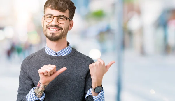 Jeune Bel Homme Intelligent Portant Des Lunettes Sur Fond Isolé — Photo