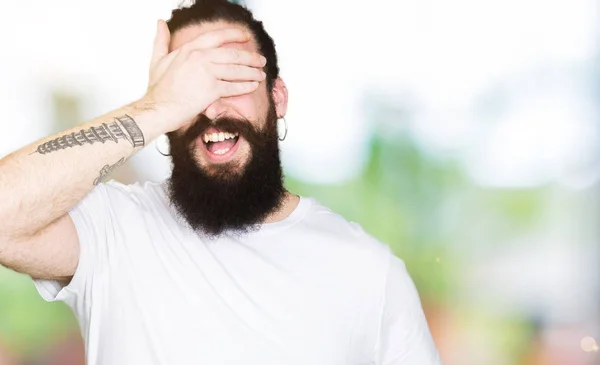 Joven Hipster Hombre Con Pelo Largo Barba Con Casual Camiseta —  Fotos de Stock