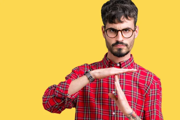 Jovem Homem Bonito Vestindo Óculos Sobre Fundo Isolado Fazendo Tempo — Fotografia de Stock