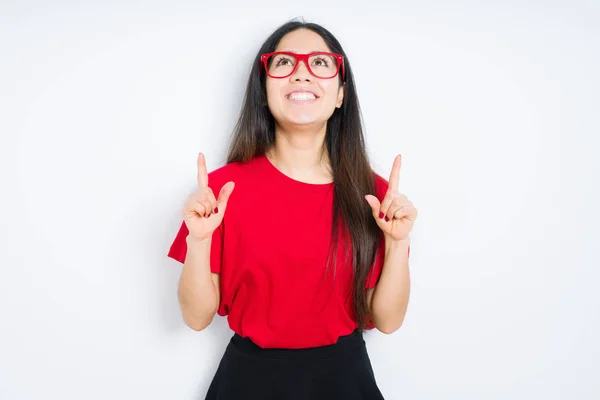 Beautiful Brunette Woman Wearing Red Glasses Isolated Background Amazed Surprised — Stock Photo, Image