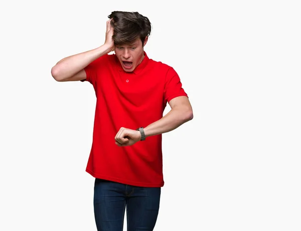 Jovem Homem Bonito Vestindo Camiseta Vermelha Sobre Fundo Isolado Olhando — Fotografia de Stock