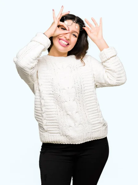 Jovem Mulher Bonita Usando Óculos Fazendo Gesto Com Mão Sorrindo — Fotografia de Stock