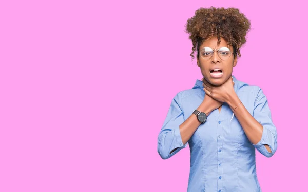 Linda Jovem Mulher Negócios Afro Americana Sobre Fundo Isolado Gritando — Fotografia de Stock