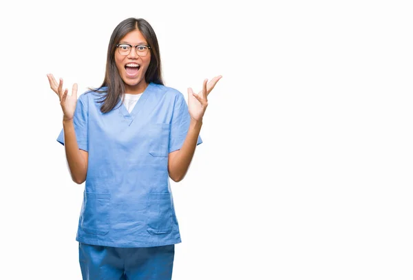 以上の若いアジア医師女性クレイジーを祝う背景を分離した腕を上げると成功のためびっくりし 叫んで興奮して目を開きます 勝者の概念 — ストック写真