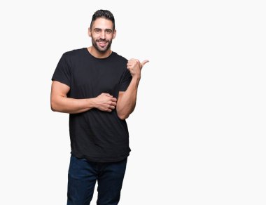 Yakışıklı delikanlı arıyor ve başparmak yanında yukarıyı mutlu yüz ile gülümseyen izole arka plan üzerinde.
