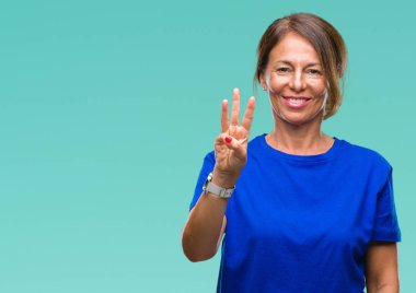 Orta yaş gösterilen ve parmakları ile işaret izole arka plan üzerine İspanyol kadın kıdemli üçüncü ise kendinden emin ve mutlu gülümseyerek.