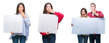 Hata, korku, sessizlik içinde gizli kavramı korkmuş ifade için utanç ile kolaj Çince ve hispanish insanlar holding Banner üzerinden el ile izole arka kapak ağız şok