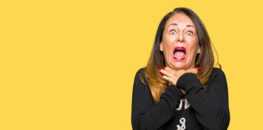 Güzel orta yaş rock'n roll kazak bağırarak giyen kadın ve çünkü boğmak acı kendi ellerimle öldürürüm. Sağlık sorunu. Yaralarından ve intihar kavramı.