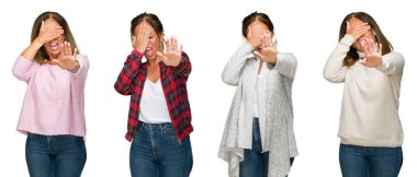 Kolaj güzel orta yaş kadın giyiyor kış kazak üzerinde beyaz bir arka plan eller gözlerle kapsayan izole ve stop jest ile acı ve korku ifadesi. Utandım ve negatif kavramı.