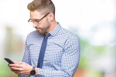 Genç iş adamı Smartphone acımak yüz ciddi düşünüyorum üstünde kendine güvenen bir ifade ile izole arka plan üzerinde kullanma