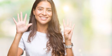 Genç güzel Arap kadın gösterilen ve parmakları ile işaret izole arka plan üzerinde numara 9 kendinden emin ve mutlu gülümseyerek süre.