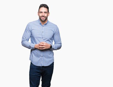 Genç yakışıklı adam arka plan eller birlikte izole ve rahat ve neşeli gülümseyen parmak çarpı işareti. Başarı ve iyimser