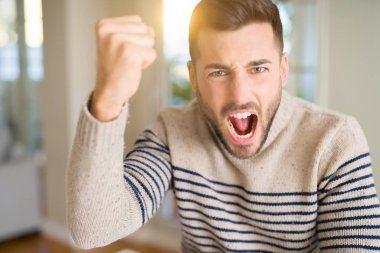 Öfke, çılgın ve yükseltilmiş eliyle diye bağıran ile evde rahatsız ve hayal kırıklığına uğramış öfke kavramı bağırarak genç yakışıklı adam