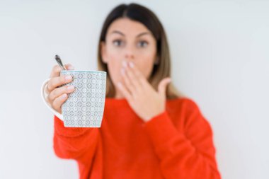 Hata, korku, sessizlik içinde gizli kavramı korkmuş ifade için utanç ile izole arka kapak ağız el ile üzerinden kahve içme genç kadın şok