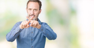 Yakışıklı orta yaş zarif üst düzey adam izole arka plan ret ifade geçiş parmakları eksi işareti yapıyor