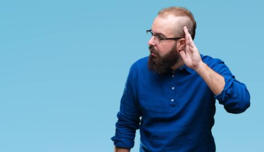 Bir işitme söylenti ya da dedikodu için dinleme kulak üzerinde el ile gülümseyen izole arka plan üzerinde gözlük takan Genç beyaz hipster adam. Sağırlık kavramı.