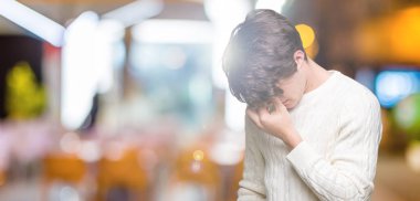 İzole arka plan yorgun sürtünme burun ve göz yorgunluğu ve baş ağrısı duygu üzerinde gözlük takan yakışıklı delikanlı. Stres ve hayal kırıklığı kavramı.