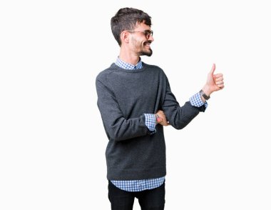 Tarafa jest yapıyor gülümseyen izole arka plan gurur, seyir üzerinde gözlük takan genç yakışıklı akıllı adam yaşasın